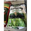 Image 3 : 2 BAGS AND JUG OF LAWN FOOD AND FERITLIZER