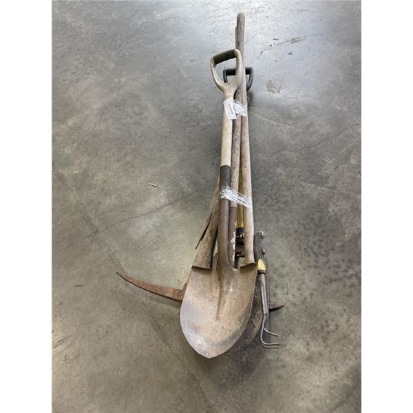 BUNDLE OF GARDEN TOOLS