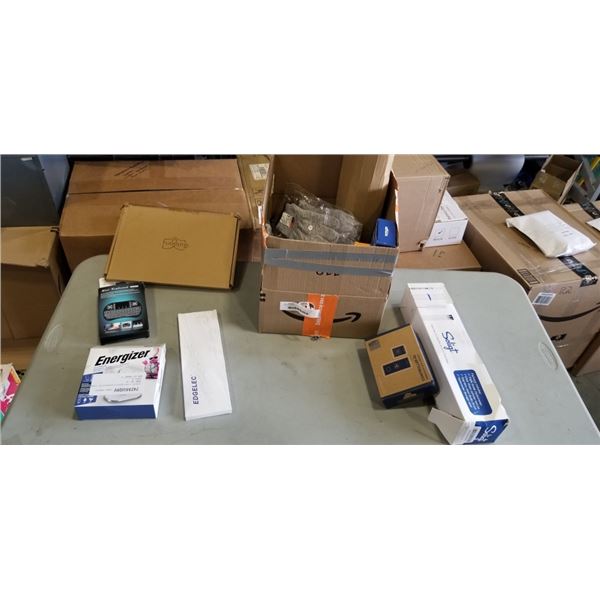 ASSORTED ITEMS INCLUDING ENERGIZER MAGNETIC WIRELESS CHARGER, MINI KEYBOARD, AC INFINITY CONTROLLER 