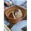 Image 3 : TRAY OF COLLECTIBLES AND WICKER BASKETS