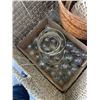 Image 4 : TRAY OF COLLECTIBLES AND WICKER BASKETS
