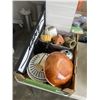 Image 5 : TRAY OF COLLECTIBLES AND WICKER BASKETS