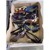 Image 2 : TRAY OF SUNGLASSES AND PAPER CUTTER