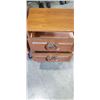 Image 3 : PAIR OF PRINCEVILLE WALNUT NIGHTSTANDS