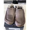 Image 1 : NEW OLUKAI MOLOA SLIPPER DK WOOD / DK WOOD  SIZE MENS 10