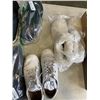 Image 3 : ASSORTED OLUKAI LADIES SANDALS AND SLIPPERS, ASSORTED SIZES FROM 6-10, SOME USED, MOSTLY NEW