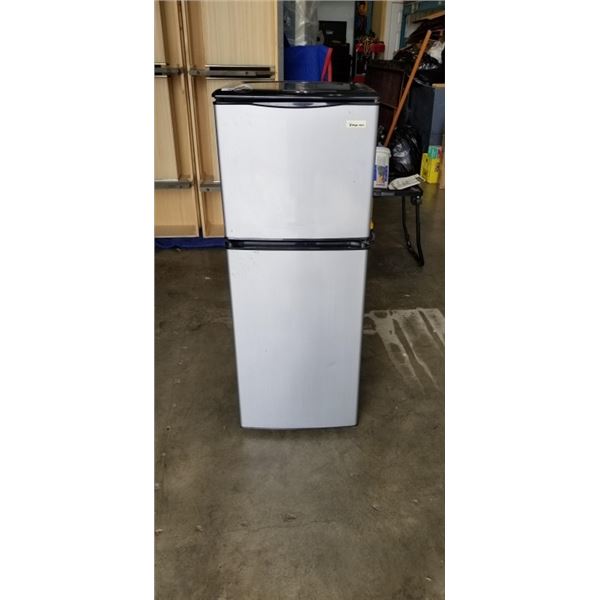 MAGIC CHEF MINI FRIDGE AND FREEZER