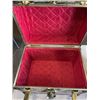 Image 3 : VINTAGE STORAGE CHEST AND FAKE FLORALS