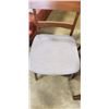 Image 3 : MID CENTURY STYLE WALNUT DINING TABLE WITH 4 MATCHING CHAIRS