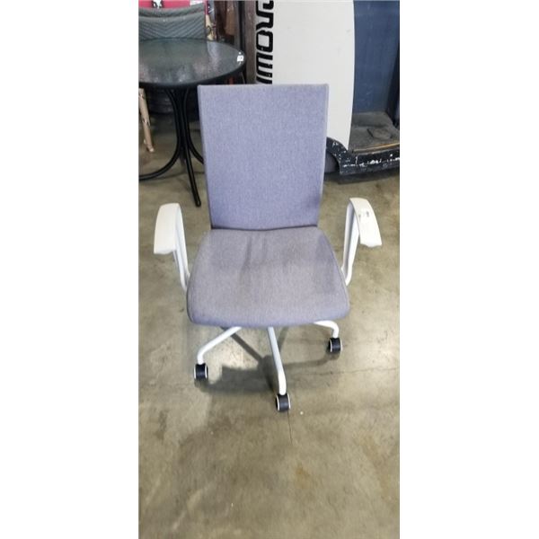 MODERN OFFICE ARMCHAIR