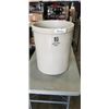 Image 1 : NO 10 LARGE MEDALTA CROCK