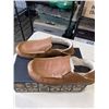 Image 3 : NEW OLUKAI MOLOA SLIPPER TOFFEE / DK WOOD  SIZE MENS 9