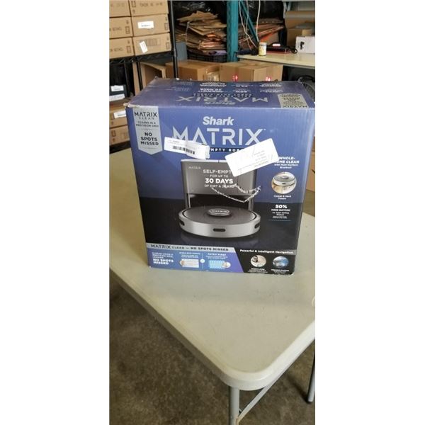 SHARK MATRIX SELF EMPTYING ROBOT. WORKING