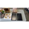 Image 2 : HOUSE HOLD DECOR AND SMALL SHELF