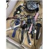 Image 4 : TRAY OF VINTAGE CLOCKS AND WRIST WATCHES