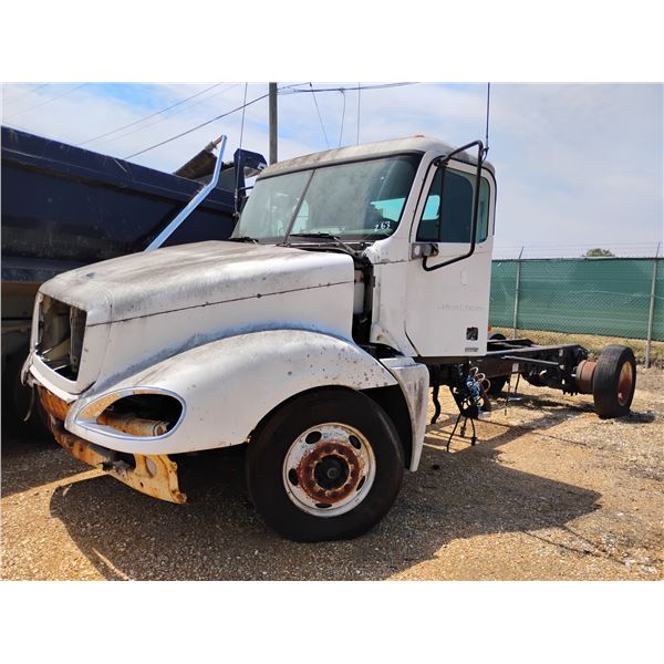 2004 FREIGHTLINER COLUMBIA Cab and Chassis Truck