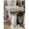Image 2 : Glacier Bay Toilet (2-pcs), Sink with Faucet and Toto Pedestal