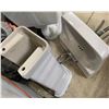 Image 5 : Glacier Bay Toilet (2-pcs), Sink with Faucet and Toto Pedestal