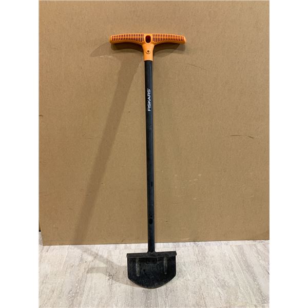Fiskars 38.5 inch Long Handle Steel Edger