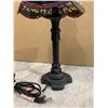 Image 10 : Small Red Glass Tiffany-Style Table Lamp - Floral Design - Black Metal Base