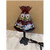 Image 5 : Small Red Glass Tiffany-Style Table Lamp - Floral Design - Black Metal Base