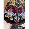 Image 6 : Small Red Glass Tiffany-Style Table Lamp - Floral Design - Black Metal Base