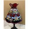Image 8 : Small Red Glass Tiffany-Style Table Lamp - Floral Design - Black Metal Base