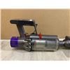 Image 10 : Dyson V10 Vacuum w/ Charger