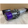 Image 12 : Dyson V10 Vacuum w/ Charger