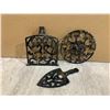 Image 5 : Lot of 3 Cast Iron Decorative Pieces