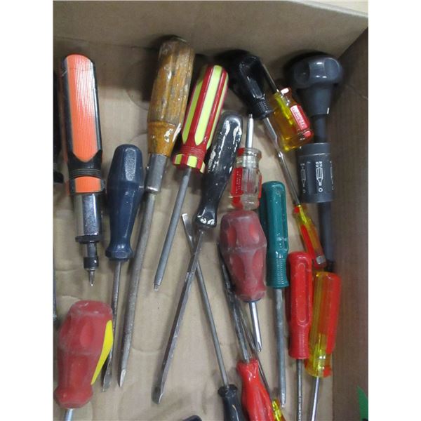 FLAT C/W APPROX. 24 SCREWDRIVERS