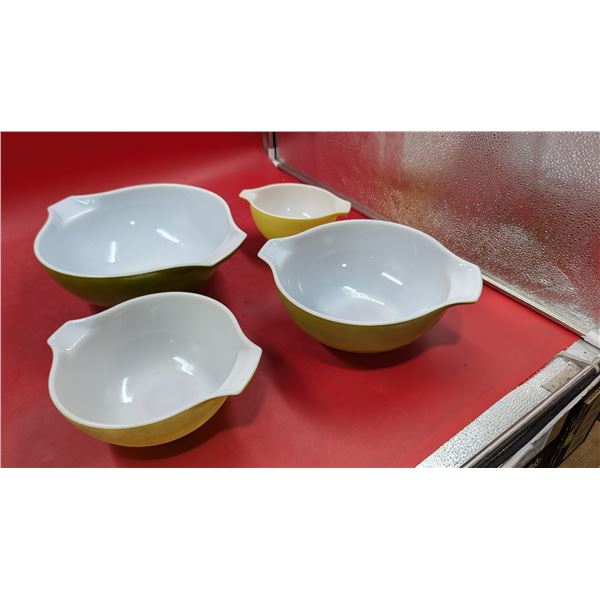 Pyrex Nesting Mixing Bowls
