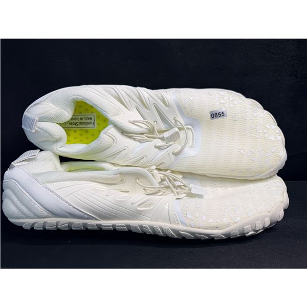 1 Pair of White Water Shoes for Men - Large Size 14 - New