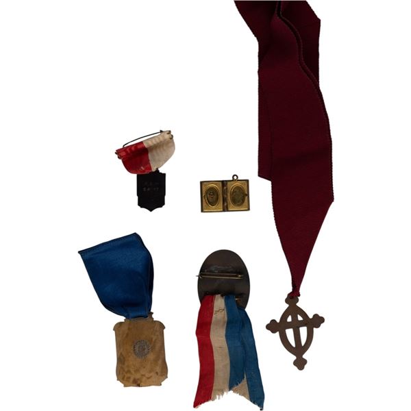 Mixed lot of United States Badges, Daughters of Veterans Etc