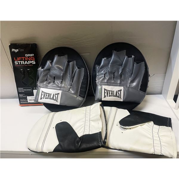 Everlast 4318 Punch Mitts in black and white