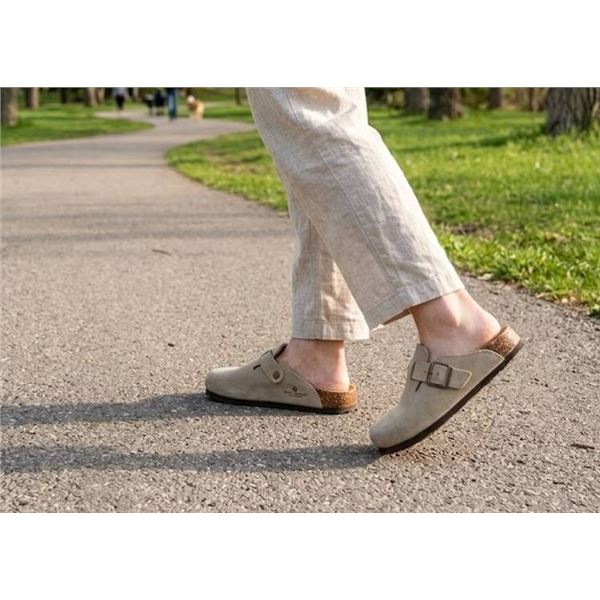 Royal Canadian Suede Clog Size 6 Willow