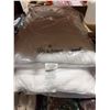 Image 2 : Beautyrest White Bedding Set