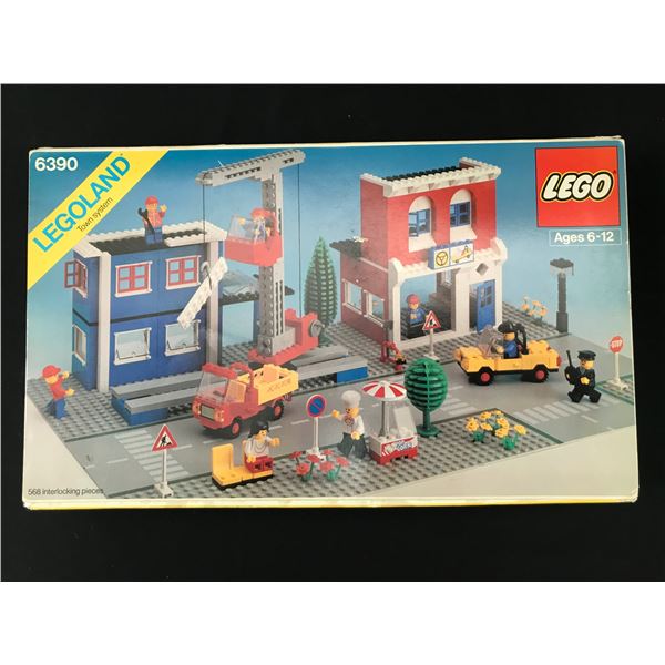 LEGO LEGOLAND 6390 TOWN SYSTEM IN ORIGINAL BOX COMPLETE