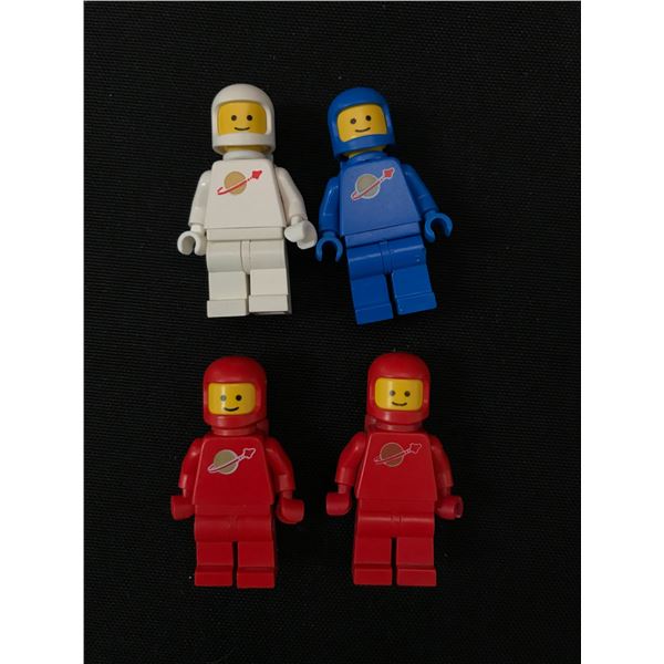 LOT OF 4 VINTAGE ASTRONAUT LEGO MINI FIGURES