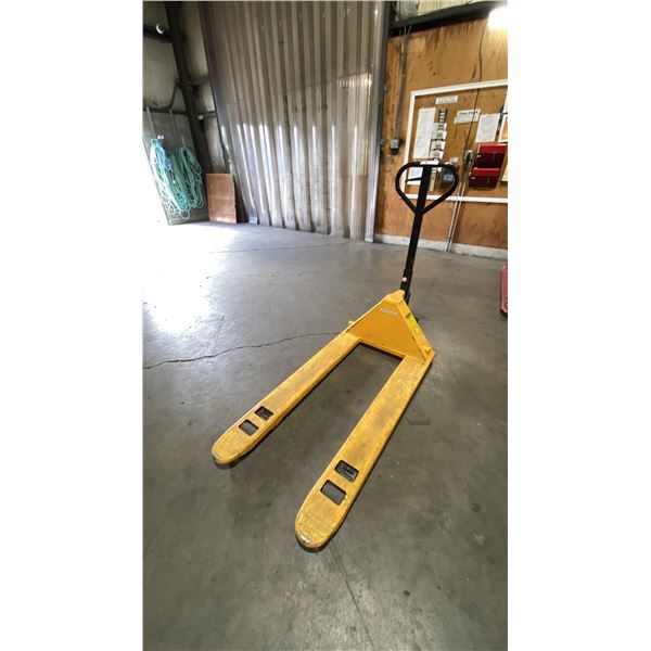 ULINE H-1043 5500LB CAPACITY PALLET TRUCK