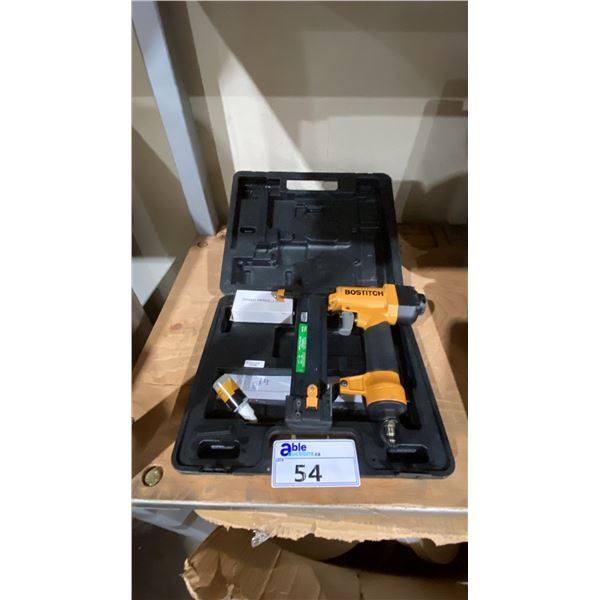 BOSTITCH PNEUMATIC STAPLE GUN IN HARD TRANSPORT CASE