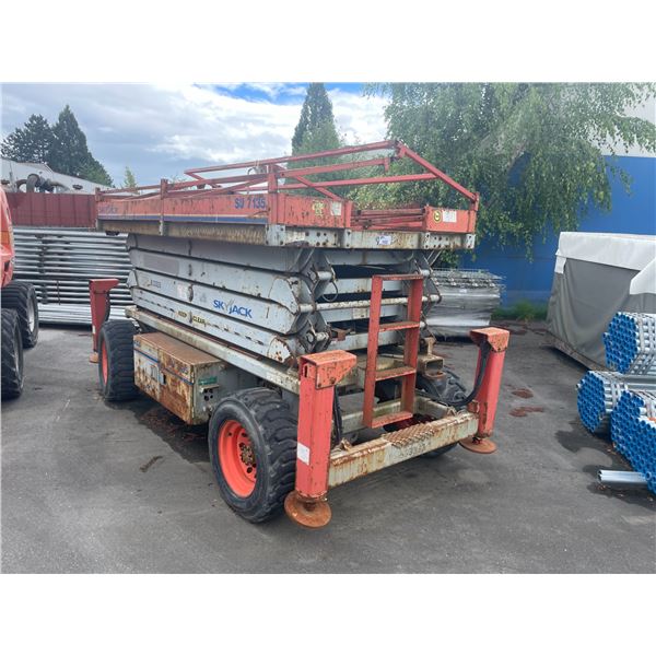 SKYJACK SJ 7135 ORANGE 41' REACH 1000LB PLATFORM CAPACITY ROUGH TERRAIN PNEUMATIC TIRE SCISSOR LIFT