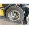 Image 11 : YALE 3 STAGE 189" MAST 5,000LB CAPACITY SIT DOWN COUNTERBALANCE PROPANE FORKLIFT WITH EXTRA WIDE