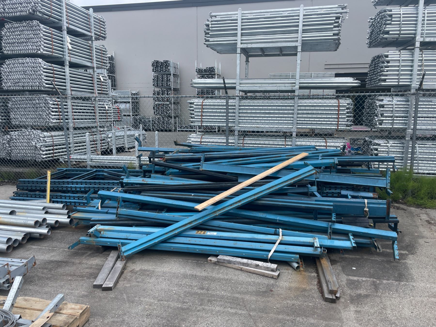 Arpac Racking STACK OF BLUE ARPAC INDUSTRIAL PALLET RACKING & PALLET OF DECKING ...