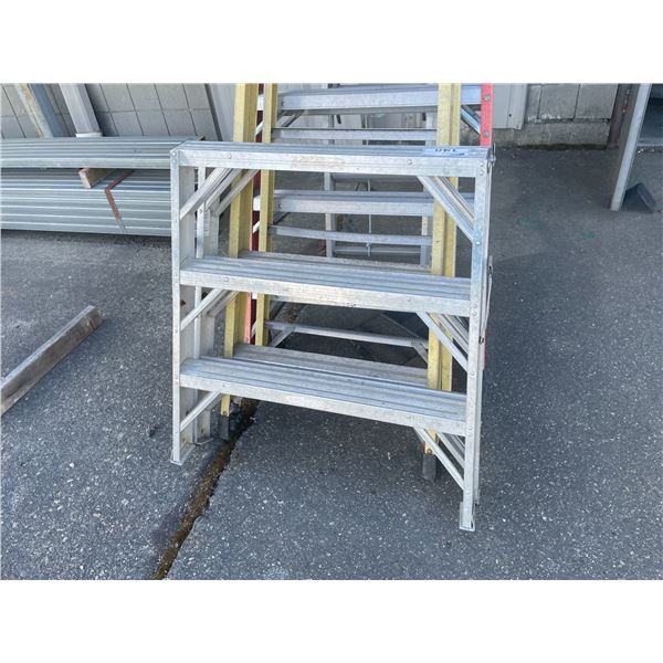 3 FOOT ALUMINUM PAINTERS LADDER