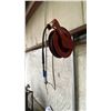 Image 2 : 3 LINCOLN INDUSTRIAL WALL MOUNT HOSE REELS WITH HOSE