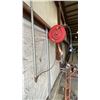 Image 3 : 3 LINCOLN INDUSTRIAL WALL MOUNT HOSE REELS WITH HOSE