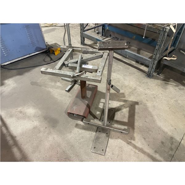 3 MATERIAL STANDS