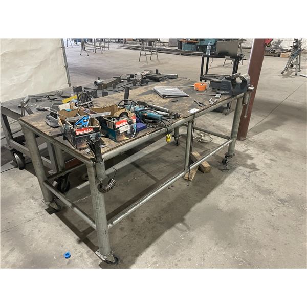 LARGE MOBILE METAL FRAMED WOOD TOP SHOP TABLE WITH RECORD NO.5 VICE & ASSORTED TOOLS
