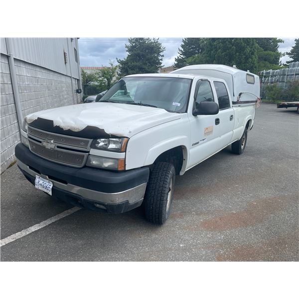 2007 CHEVROLET 3500 LS, 4DR CREW CAB PU, WHITE, VIN 1GCHK33U57F116881,